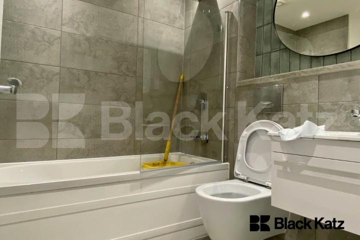 Offing Over 60 Sq. Mts. Of Living & Entertaining Space Flaxman Road , Loughborough Junction 